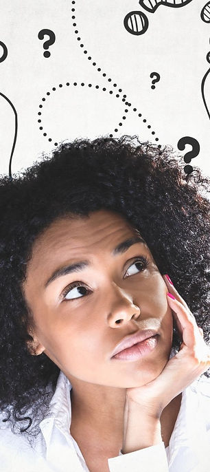 Femme réfléchissant, entourée de points d'interrogation.